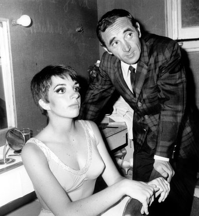 El cantante francés Charles Aznavour felicitando a Liza Minnelli en el backstage del Olympia, 16 de mayo de 1966 de Unbekannt Unbekannt